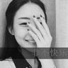 父亲回应女儿太想念老人睡墓碑旁